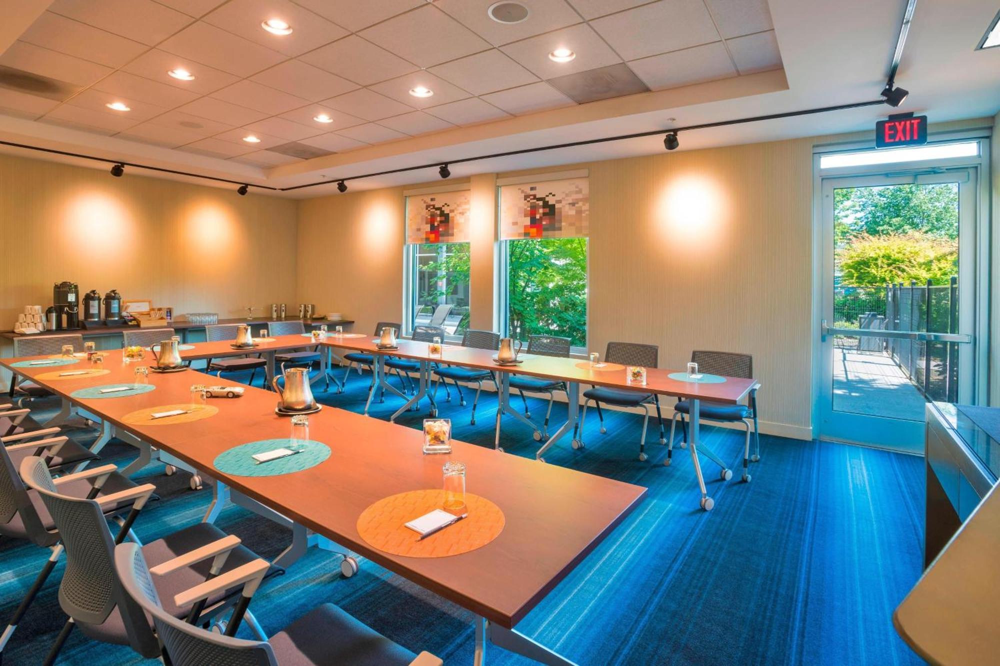 Aloft Airport At Cascade Station Hotel 3*