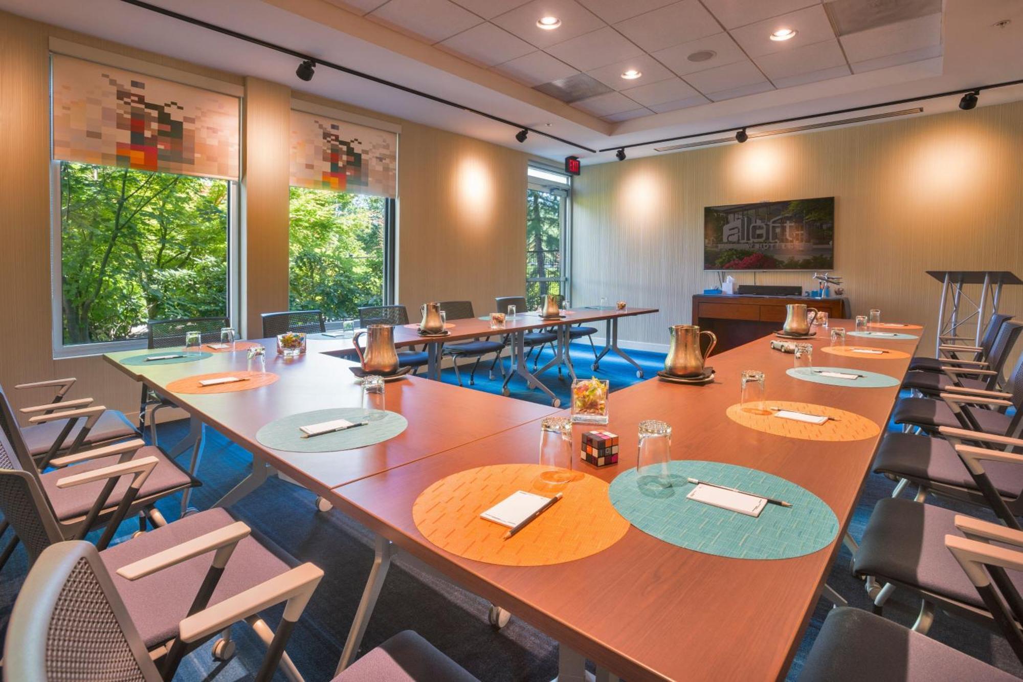 Hotel Aloft Airport At Cascade Station 3*